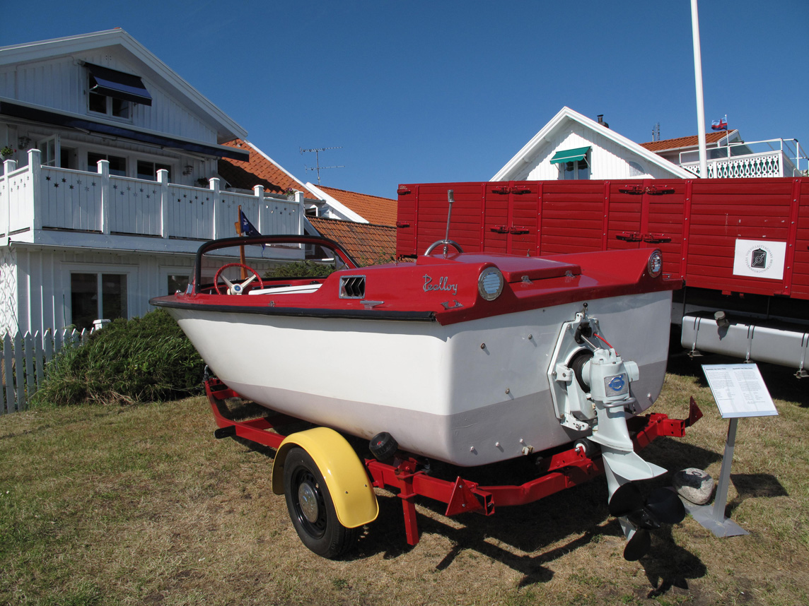 Äldre motorbåt från Volvos Museum. 
