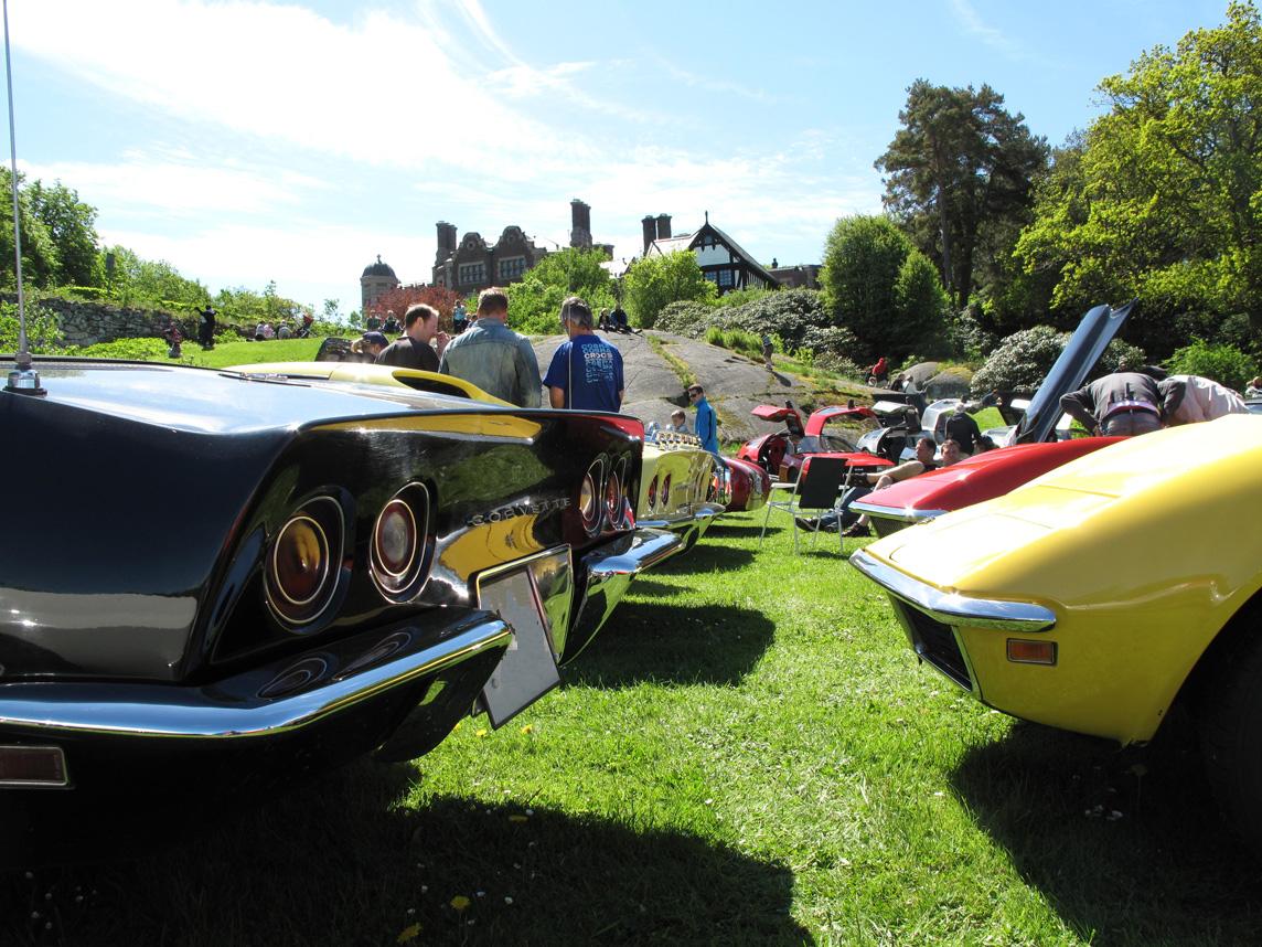 Corvette 1969  (The black one to the left)