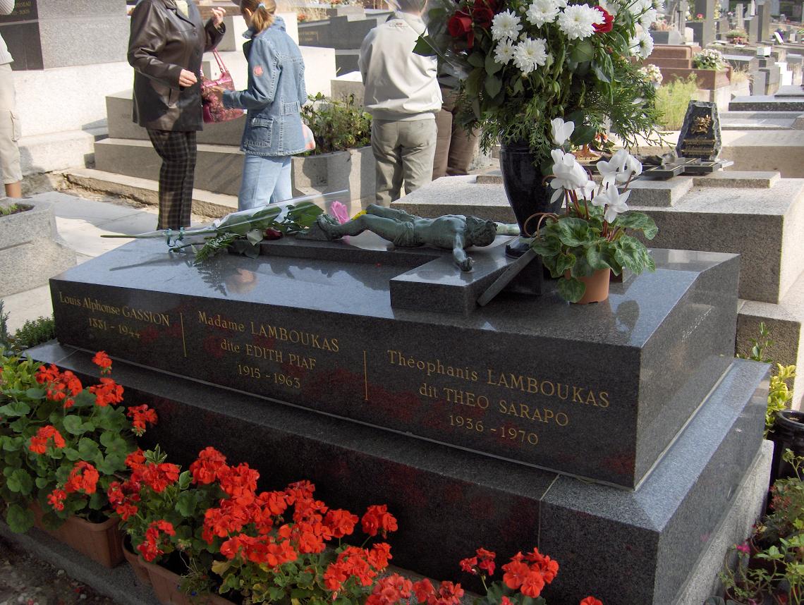  Edith Piaf's grave at P�re-Lachaise